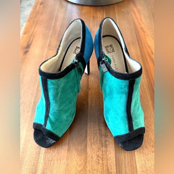 Anne Klein Akyamila Green and Blue Colorblock Heels - Picture 3 of 12